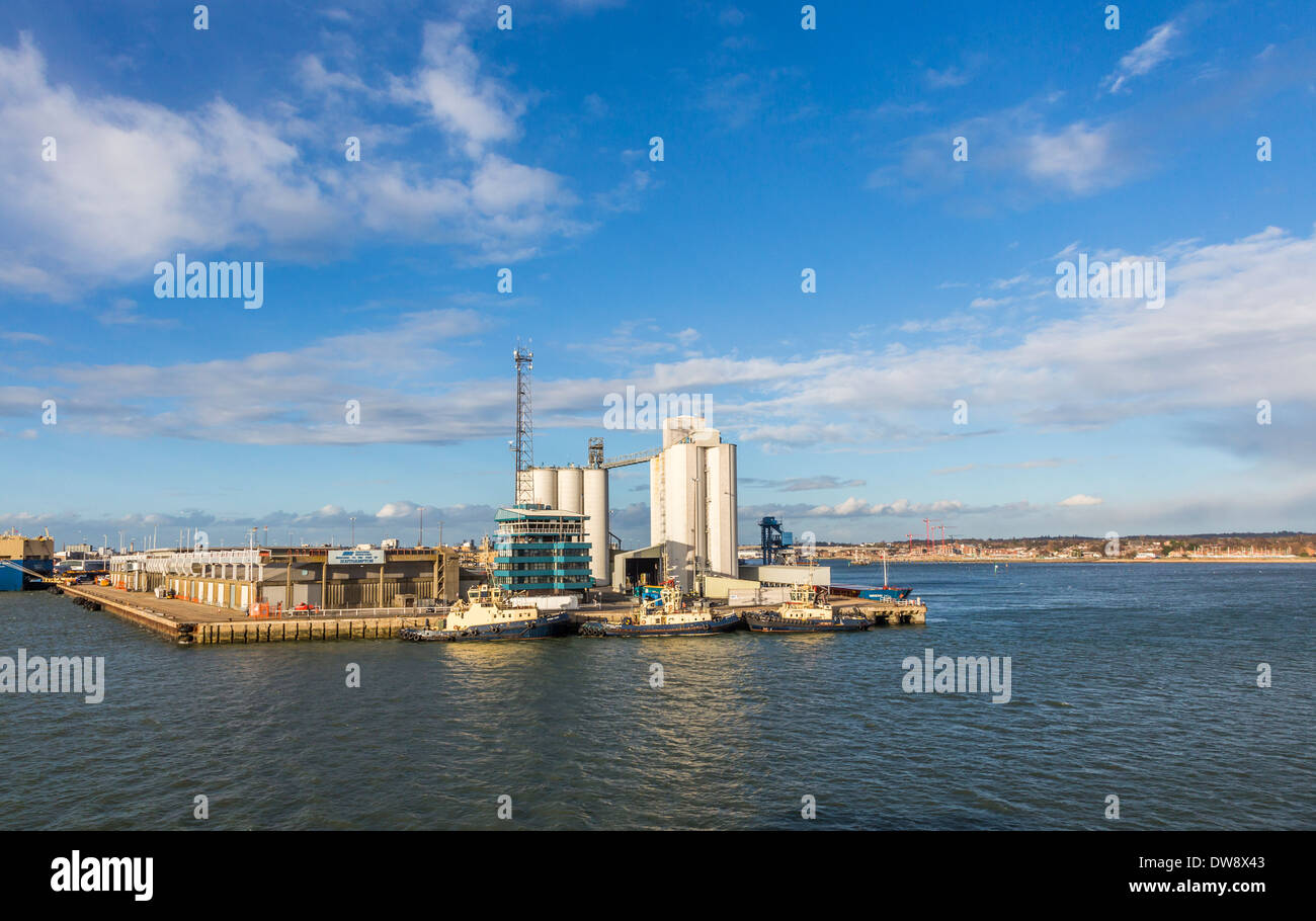 Vue sur les quais de Southampton sur le Solent, Hampshire, UK avec ciel bleu sur une journée ensoleillée avec des remorqueurs amarrés Banque D'Images