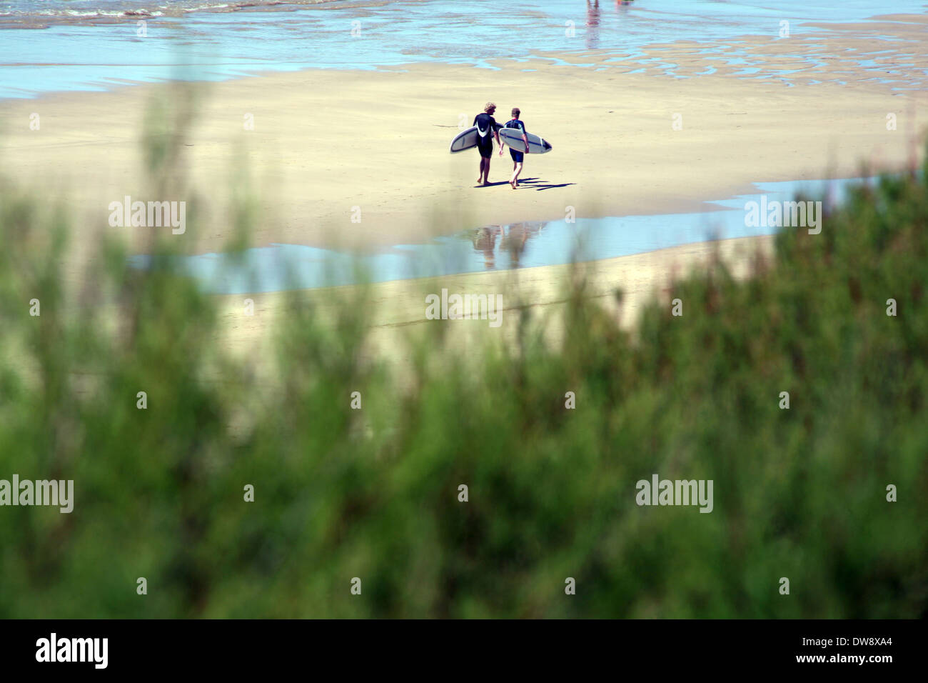 La marche sur la plage des surfeurs Banque D'Images