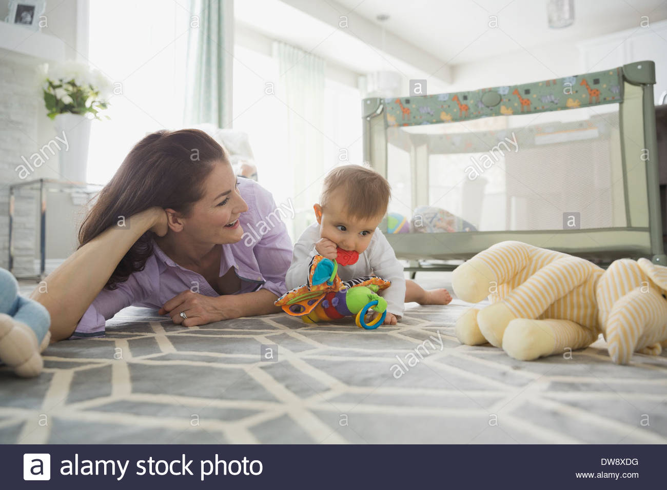 Mère et bébé fille jouant avec les jouets sur marbre Banque D'Images