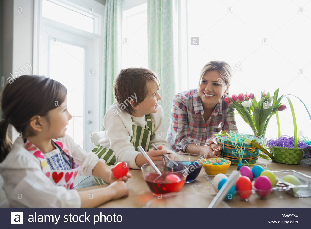 La teinture mère et enfants des oeufs de Pâques Banque D'Images