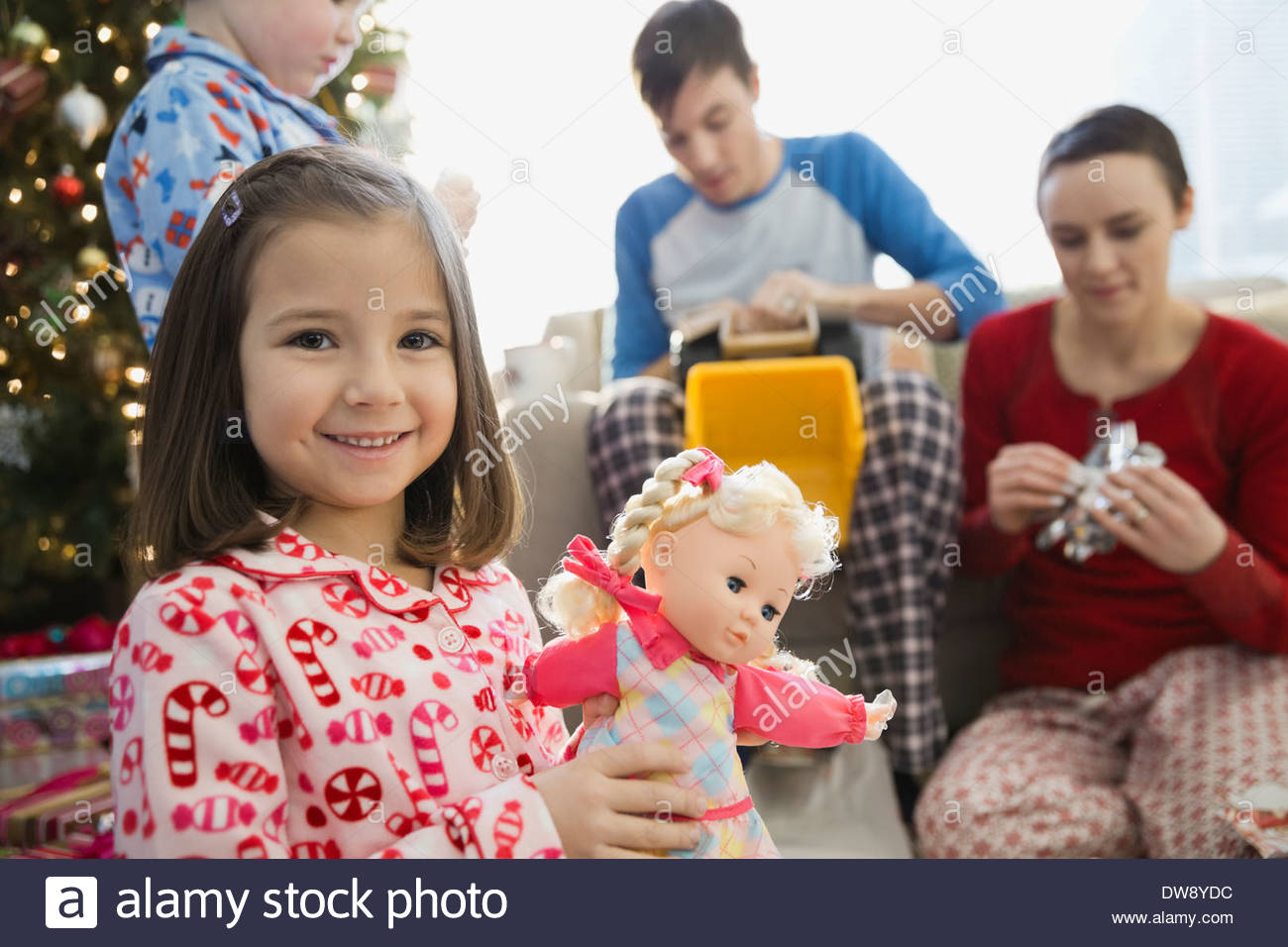 Portrait of Girl holding doll à Noël Banque D'Images