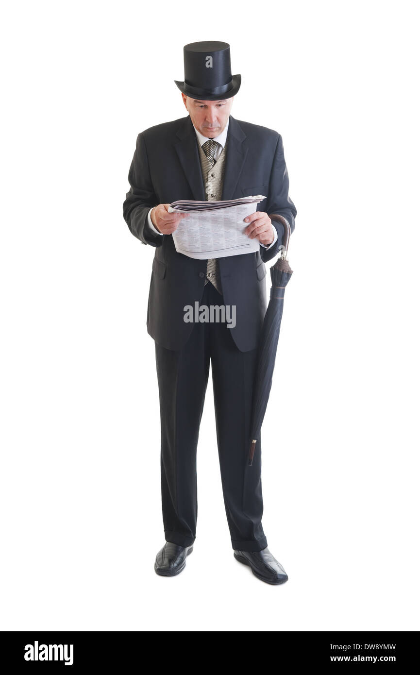 Homme d'âge moyen dans un costume rétro avec du papier journal et parapluie isolé sur blanc. Banque D'Images