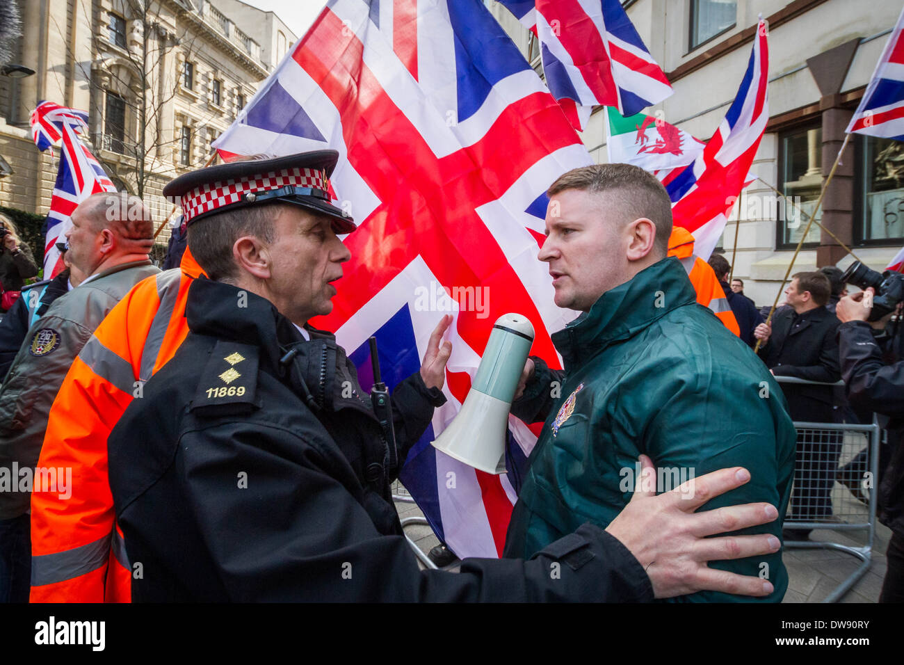 Paul Golding chef de la Grande-Bretagne Premier groupe patriote de droite à l'extérieur cour Old Bailey à Londres. Banque D'Images