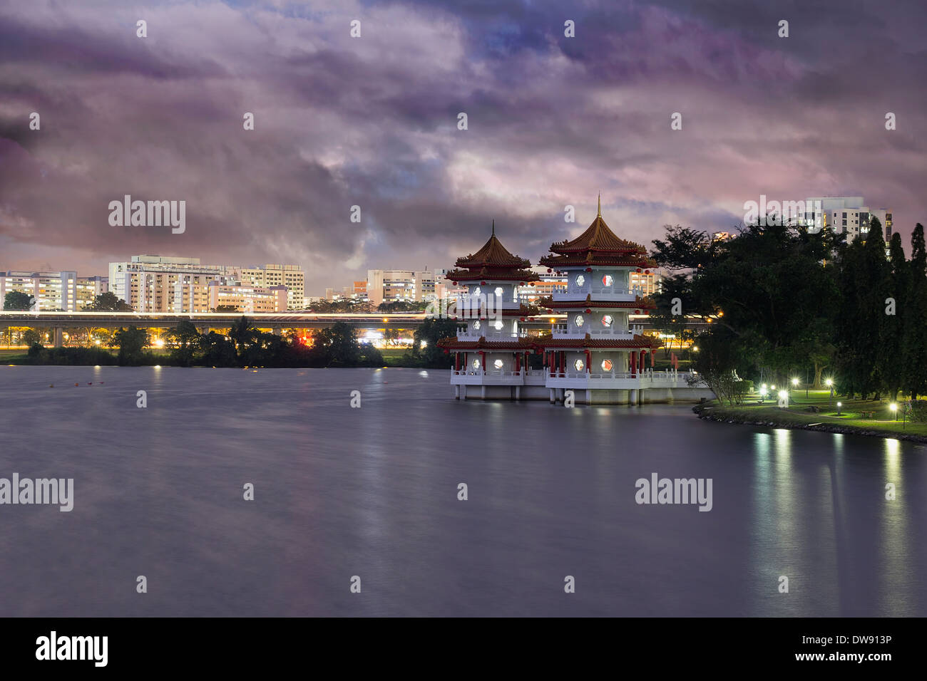 Jardin Chinois de Singapour avec deux pagodes par le lac au crépuscule Banque D'Images