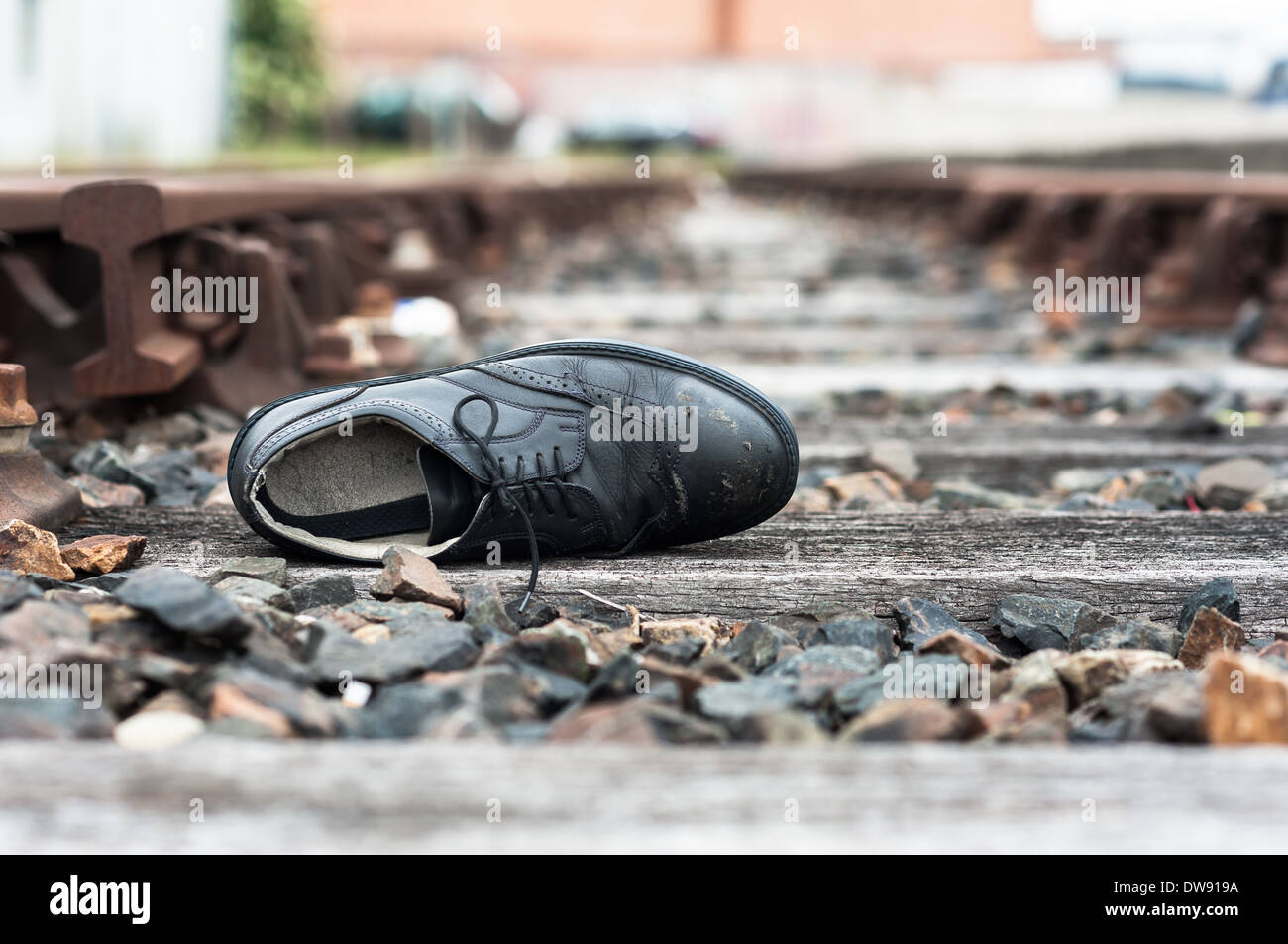 Chaussures abandonnées sur les voies ferrées Banque D'Images