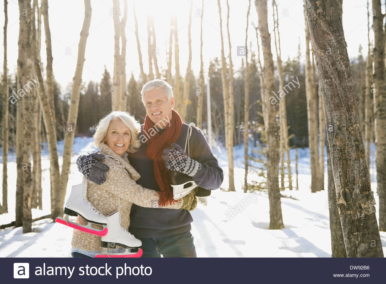 Affectionate couple walking through forest Banque D'Images