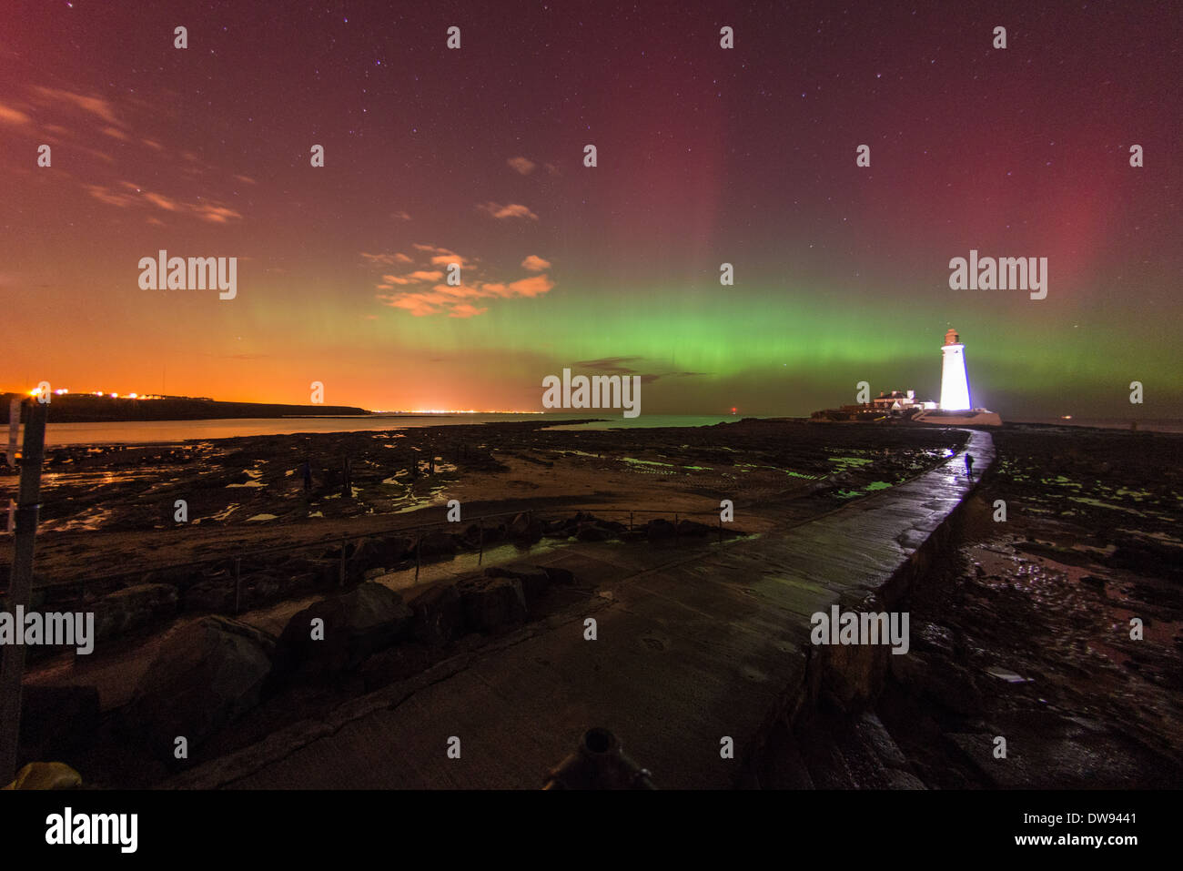 L'Aurora Borealis AKA The Northern Lights, danse sur la plage de Whitley Bay. Banque D'Images