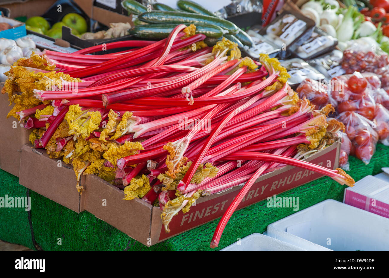 Sur la rhubarbe a market stall Banque D'Images