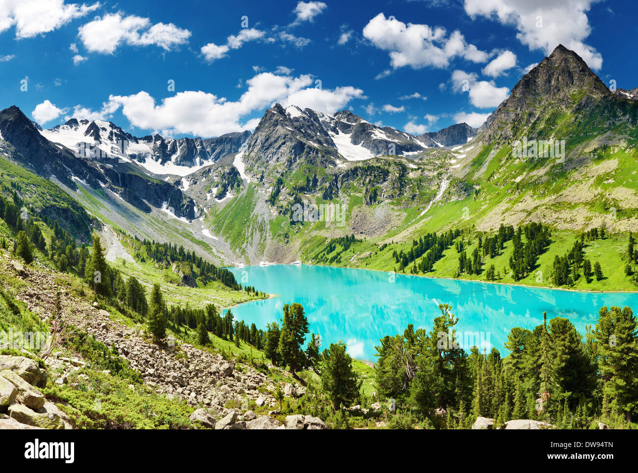 Beau lac turquoise en montagnes de l'Altaï Banque D'Images