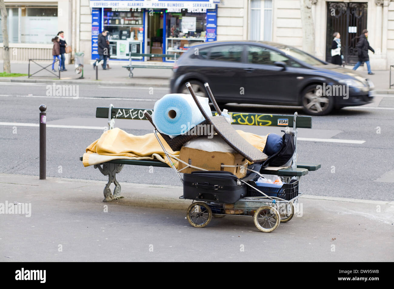 Une personne dans la rue sur un banc de la rue à Paris France Banque D'Images
