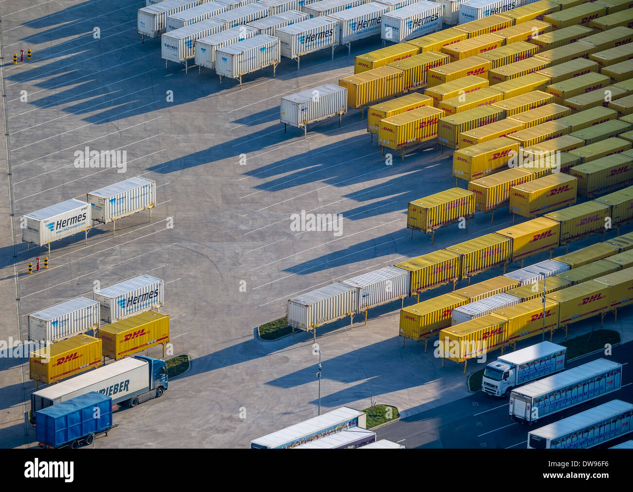 Vue aérienne, DHL et Hermes des conteneurs dans le port de Hamm, Rhénanie du Nord-Westphalie, Allemagne Banque D'Images