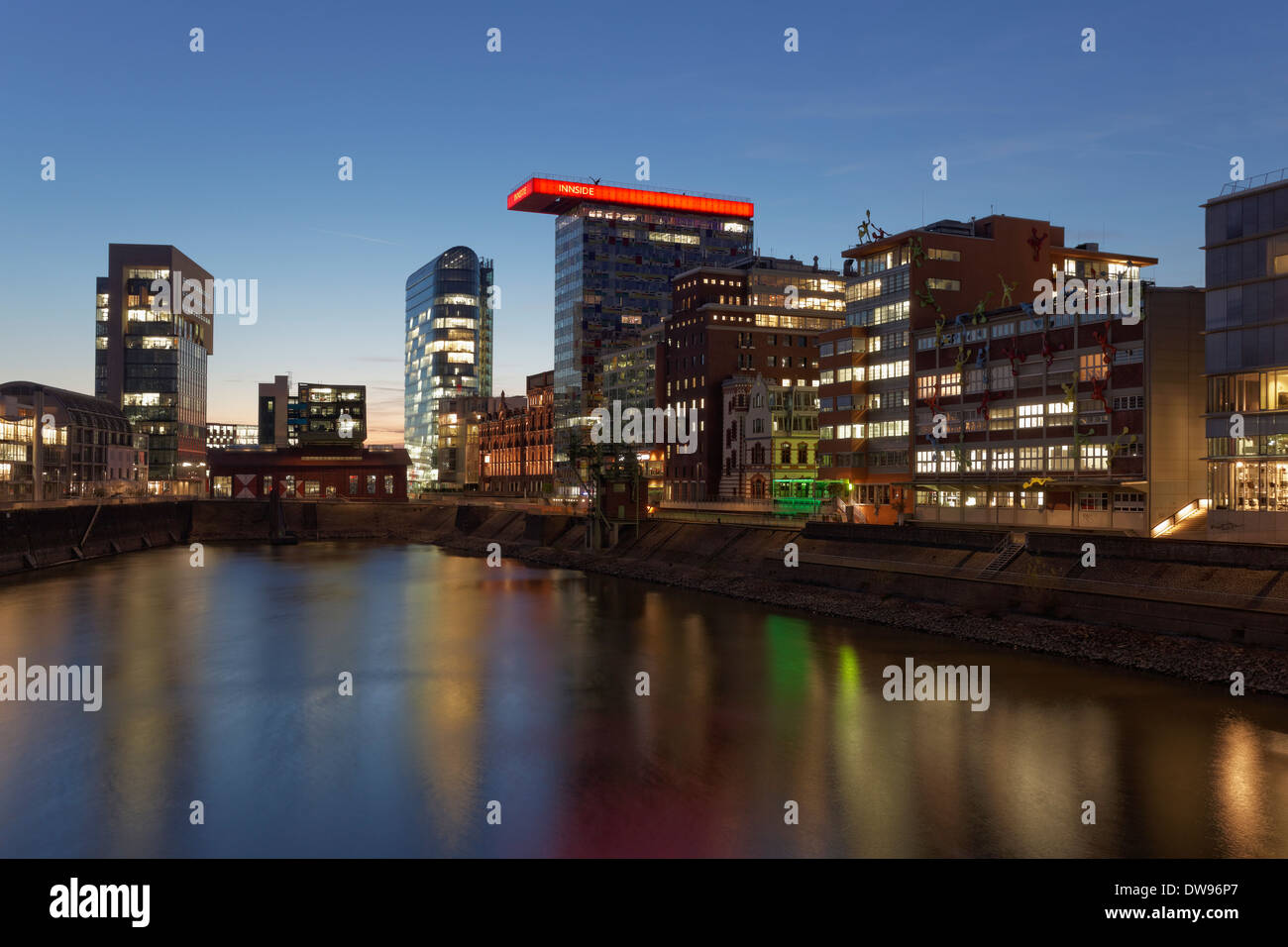 Immeubles de bureaux au port des médias à l'heure bleue, Düsseldorf, Rhénanie du Nord-Westphalie, Allemagne Banque D'Images