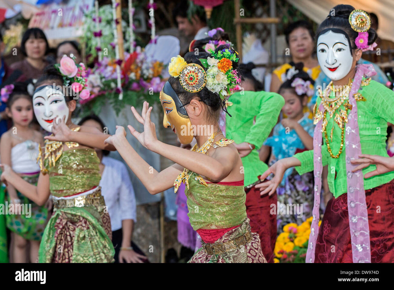 Spectacle de danse classique par les jeunes filles lors de la fête des fleurs, Chiang Mai, la province de Chiang Mai, Thaïlande Banque D'Images