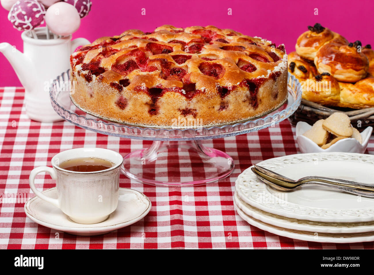 Tarte aux fraises on cake stand fuchsia, backgroundStrawberry pie on cake stand, fond fuchsia Banque D'Images