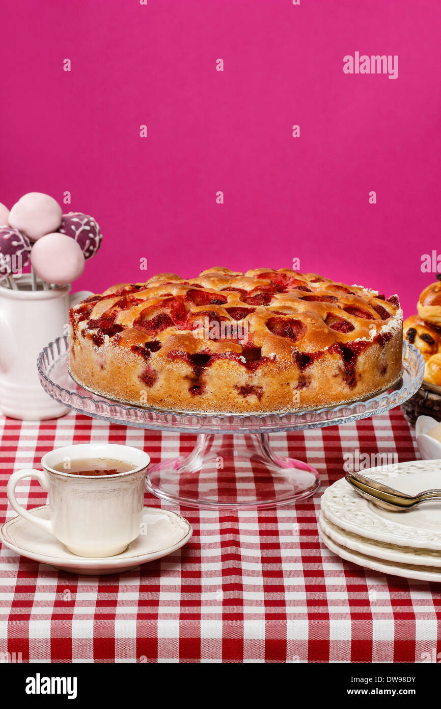 Tarte aux fraises on cake stand fuchsia, backgroundStrawberry pie on cake stand, fond fuchsia Banque D'Images