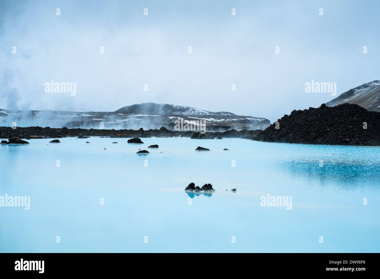 Machine à vapeur pèse sur l'eau bleue des étangs créés par la centrale électrique à Svartsengi. L'Islande Banque D'Images