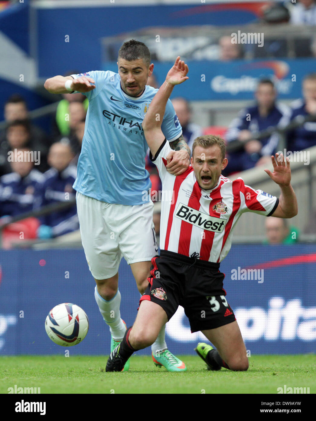 Wembley, Londres, Royaume-Uni. 2 mars, 2014. Capital One Cup Final - Manchester City v Sunderland. Aleksandar Kolorov (MC) Lee Cattermole (S) **Cette photo ne peut être utilisée que pour un usage éditorial** Crédit : Paul Marriott/Alamy Live News Banque D'Images