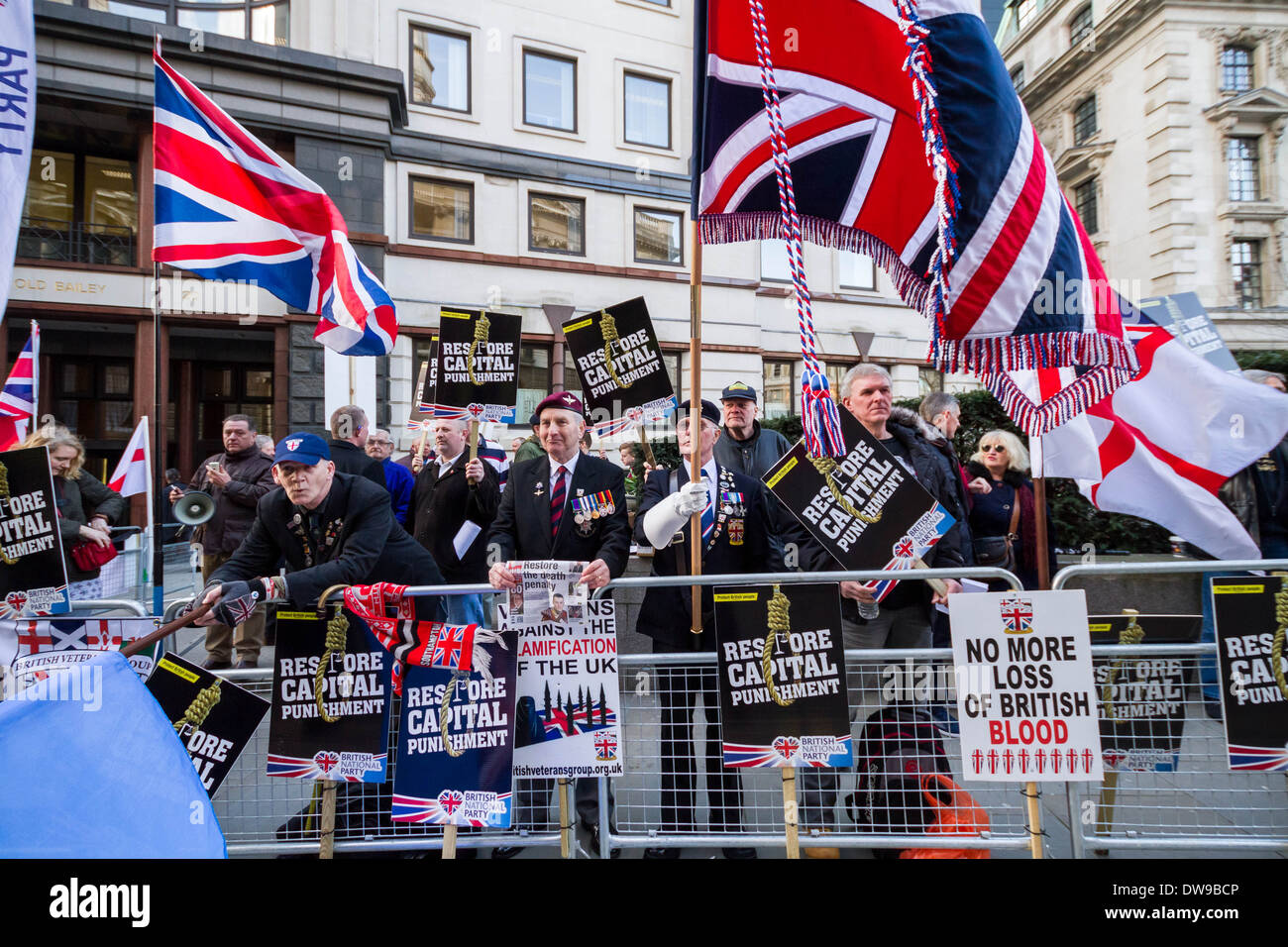 La libération des groupes nationalistes hors cour Old Bailey à Londres le jour de la détermination de Lee Rigby meurtriers du Privé Banque D'Images