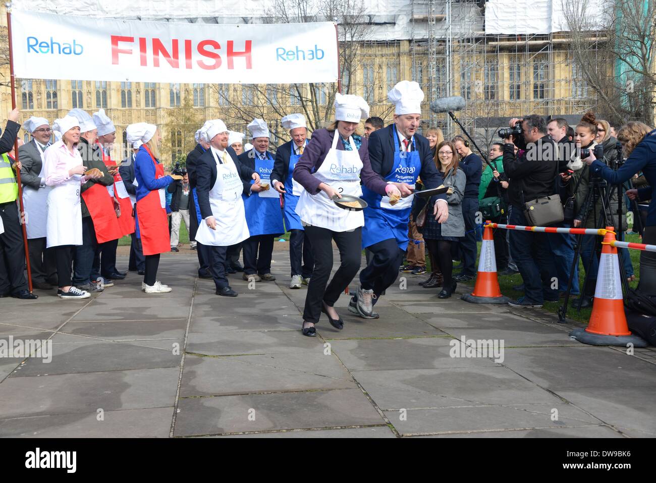 Angleterre Londres, 4 mars 2014 : Dr Sarah Wollaston, le député conservateur de Totnes, et lord Redesdale. Inscrivez-vous la course de crêpes parlementaire 2014 la collecte de fonds et de sensibilisation pour l'organisme de bienfaisance Rehab UK au Victoria Tower Gardens à Westminster. Credit : Voir Li/Alamy Live News Banque D'Images