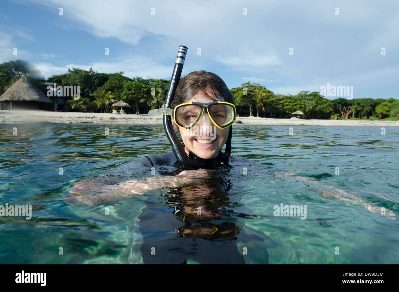 Femme de plongée sous marine dans la mer Utopia Village Bay Islands Honduras Utila Banque D'Images