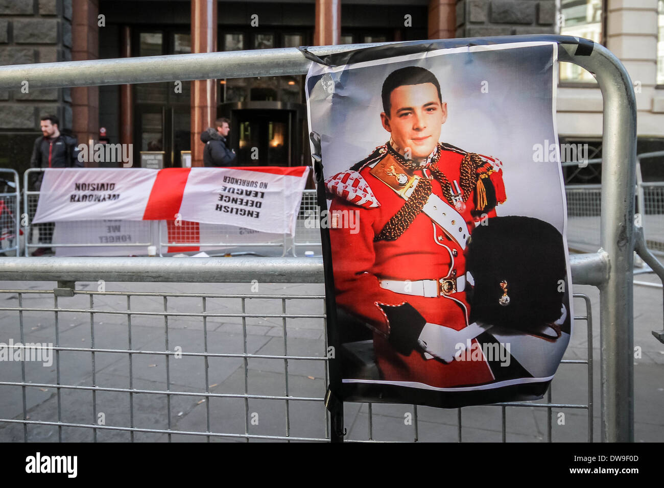 Les groupes d'extrême-droite y compris l'EDL manifester devant Old Bailey cour au cours de la phrase de Lee Rigby's assassins. Banque D'Images