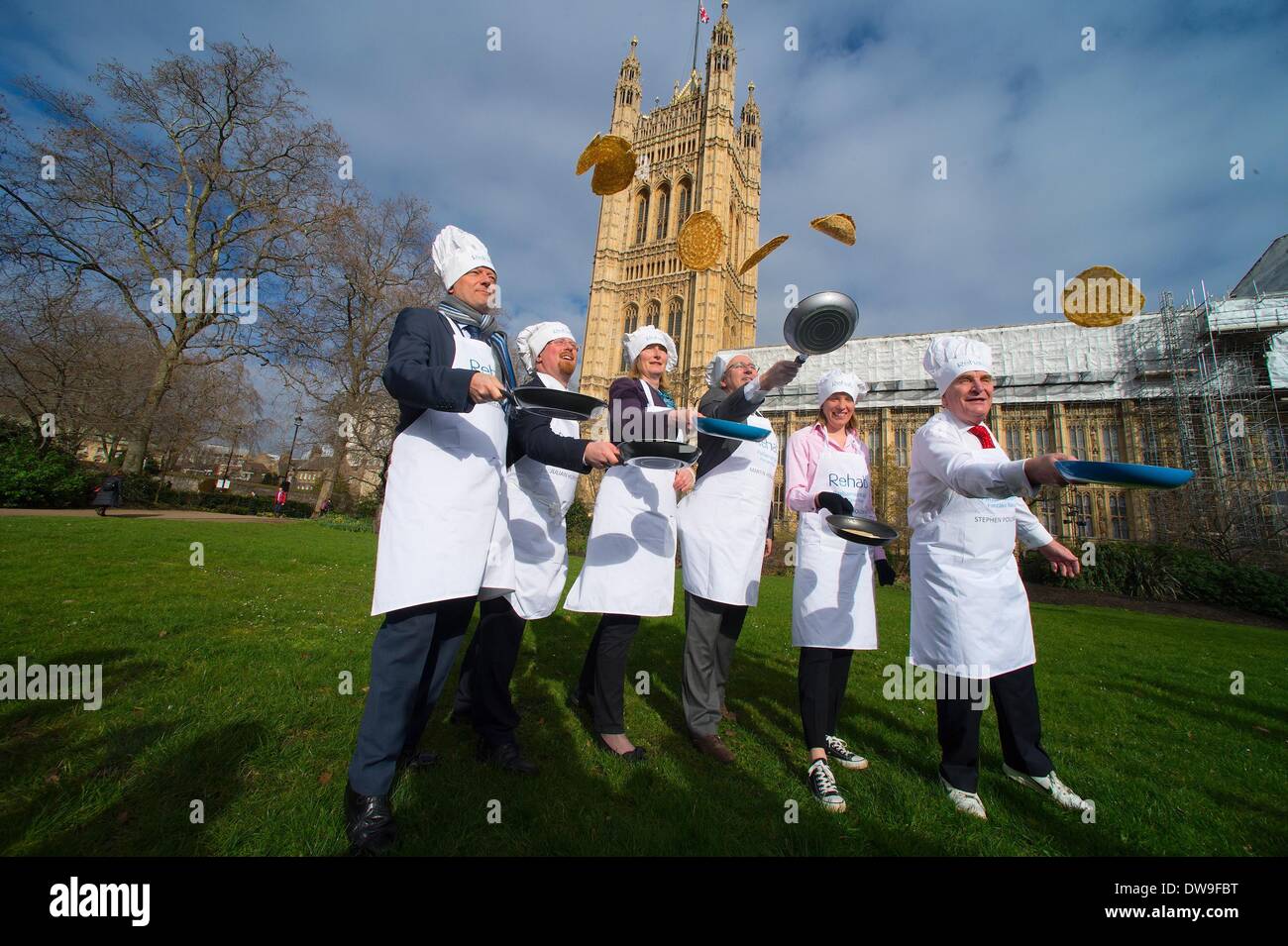 London, UK, Royaume-Uni. 4e Mar, 2014. La crêpe parlementaire course a eu lieu à côté de la Maison du Parlement sur le Mardi Gras la collecte de fonds pour l'organisme de bienfaisance Rehab. Les hommes politiques, les députés et la presse des crêpes jeté en l'air et les attraper lors de l'exécution d'un court-circuit. La Chambre des Lords a gagné la course course de cette année. Credit : Gail Orenstein/ZUMAPRESS.com/Alamy Live News Banque D'Images