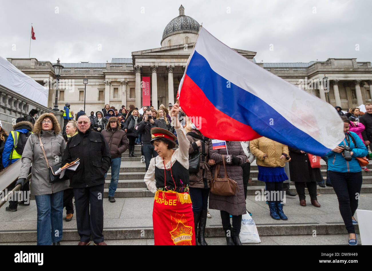 Spectateur avec pavillon de la Russie dans la foule pour la Maslenitsa russe Festival 2014, Trafalgar Square, Londres, Royaume-Uni. Banque D'Images