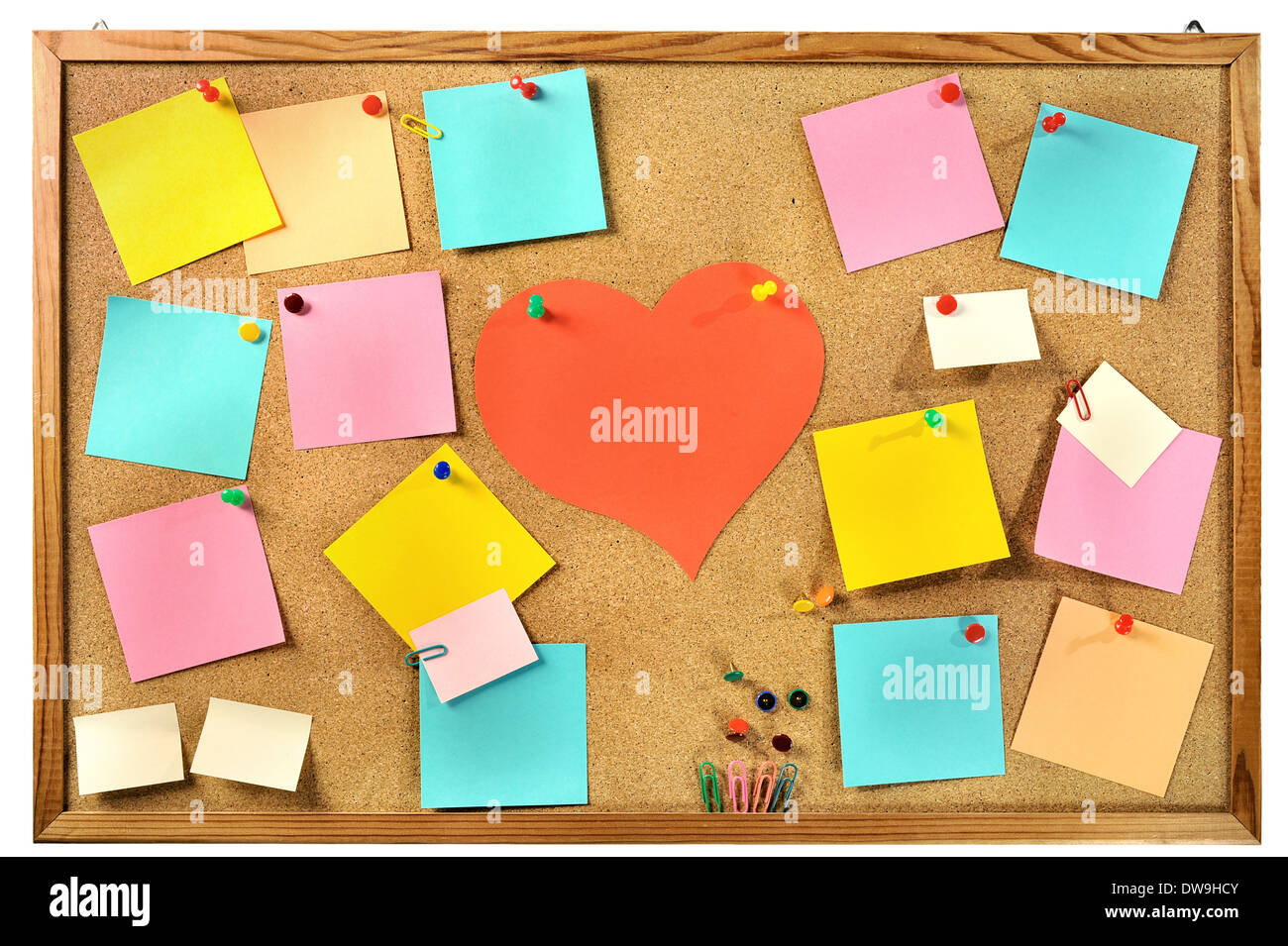 Couleur blanc notes de papier , les fournitures de bureau et papier rouge coeur sur cork message board. Banque D'Images