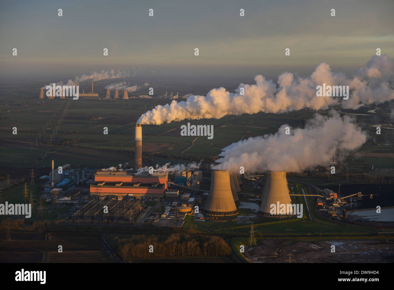 Photographie aérienne des Alpes, montrant Cottam Power Station avec West Burton Power Station en arrière-plan Banque D'Images