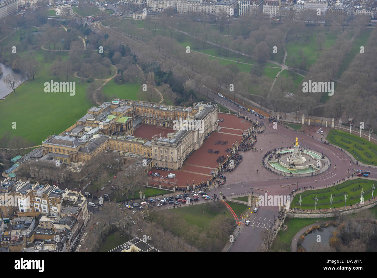 Une plus grande photo aérienne montrant la foule devant le palais de Buckingham, London, Royaume-Uni Banque D'Images