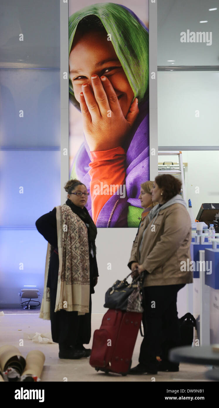 Berlin, Allemagne. 08Th Mar, 2014. Exposants dans le hall de l'halls sous la Tour de la radio (Funkturm) Berlin Berlin à Berlin, Allemagne, 04 mars 2014. Le salon du tourisme international Internationale (Tourismusboerse, ITB) sera ouvert au public le 05 mars 2014. Photo : Wolfgang Kumm/dpa/Alamy Live News Banque D'Images