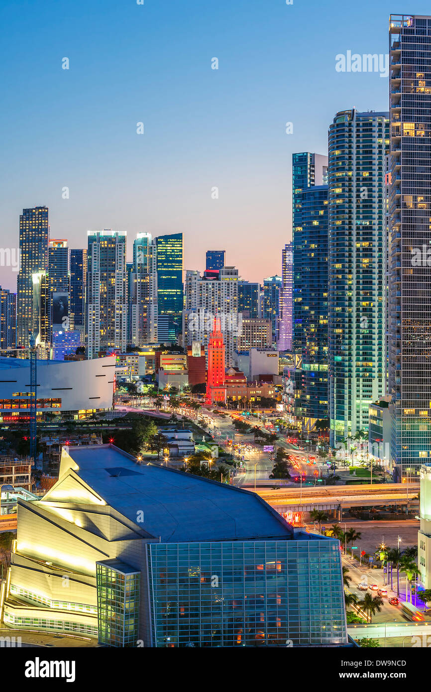 Vue verticale de Miami Downtown at night Banque D'Images