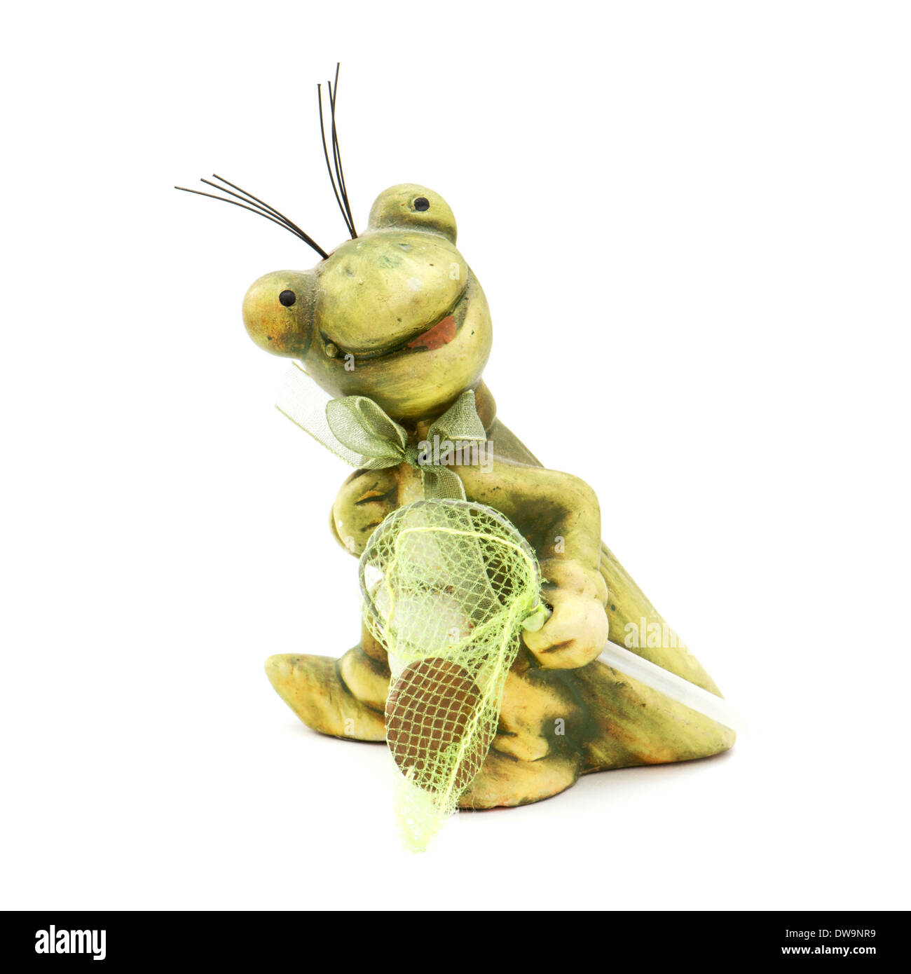 Petite grenouille jouet avec seine sur un fond blanc. Banque D'Images