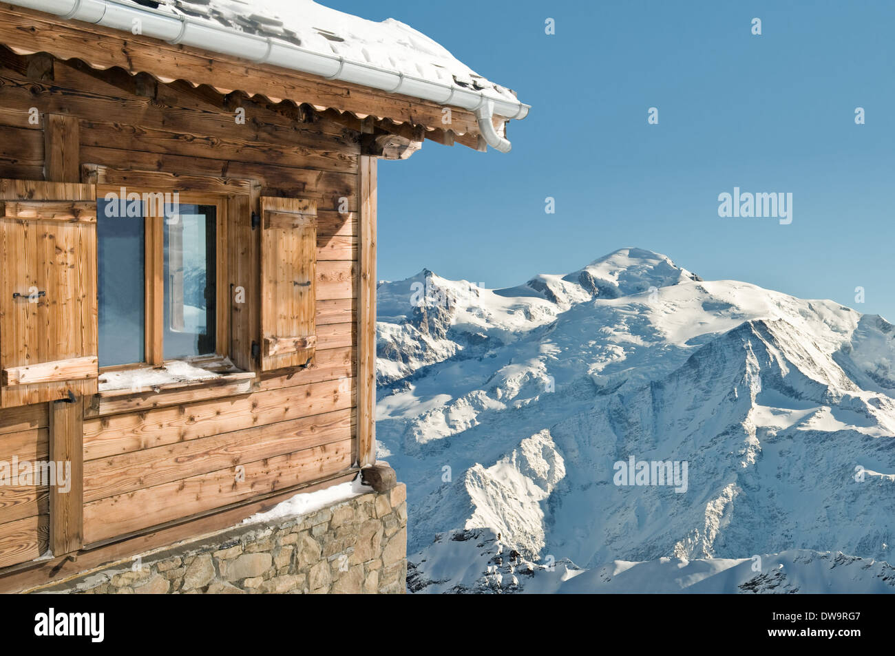 Vue sur un montainand neige ciel bleu d'un chalet Banque D'Images