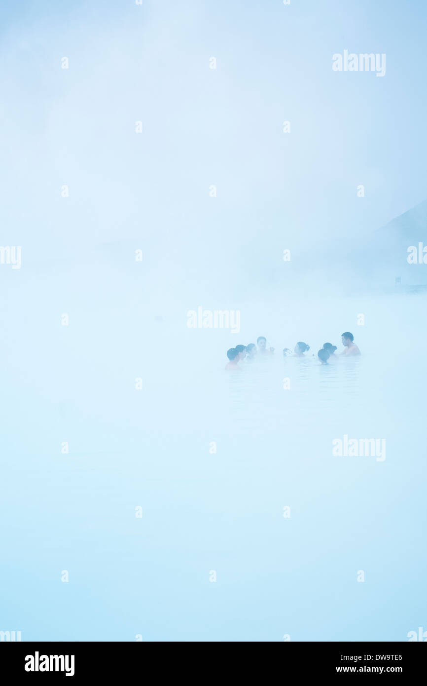 Baigneurs dans l'eau torride créé par la station géothermique de Svartsengi. Blue Lagoon, Islande Banque D'Images