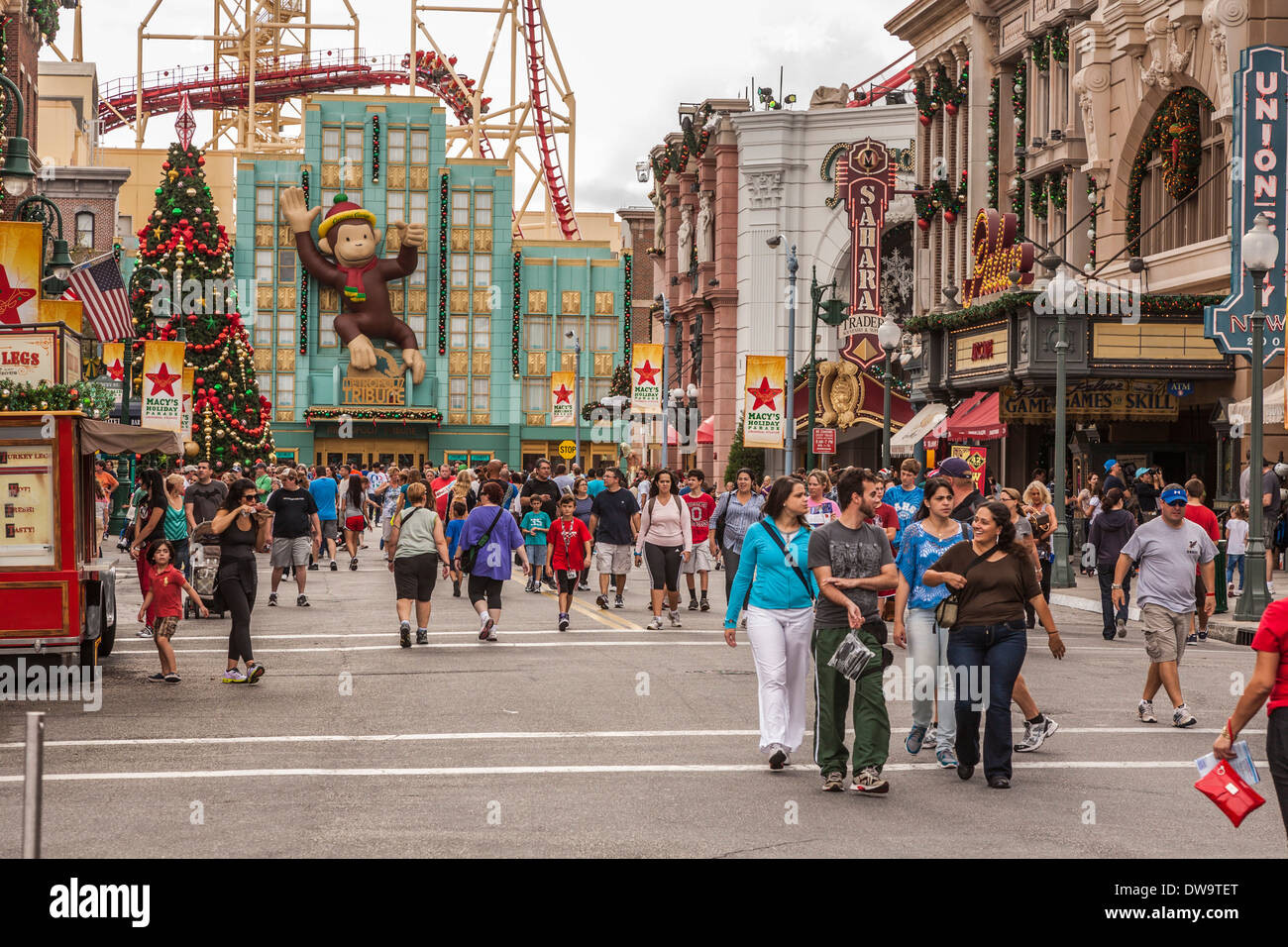 Rue Ville bondé durant les vacances de Noël au parc à thème Universal Studios à Orlando, Floride Banque D'Images