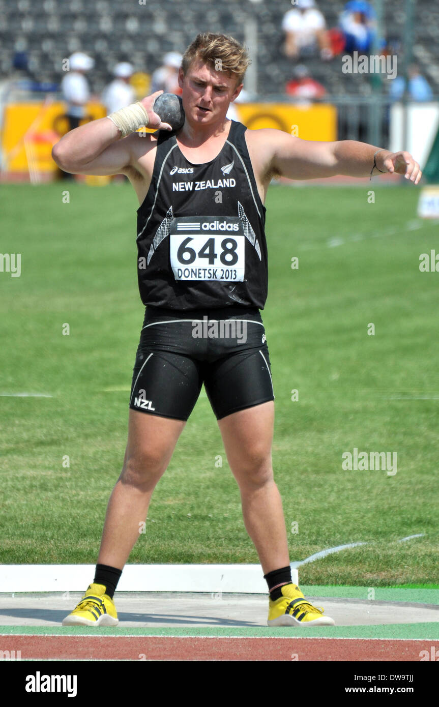 Matthew Bloxham de Nouvelle-zélande effectue le lancer du poids au cours de la 2013 Championnat du monde junior de l'IAAF Banque D'Images