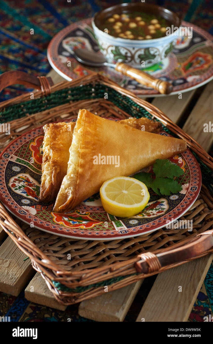 Brik à l'oeuf. Des pâtisseries tunisiennes frit. L'alimentation en Tunisie Banque D'Images