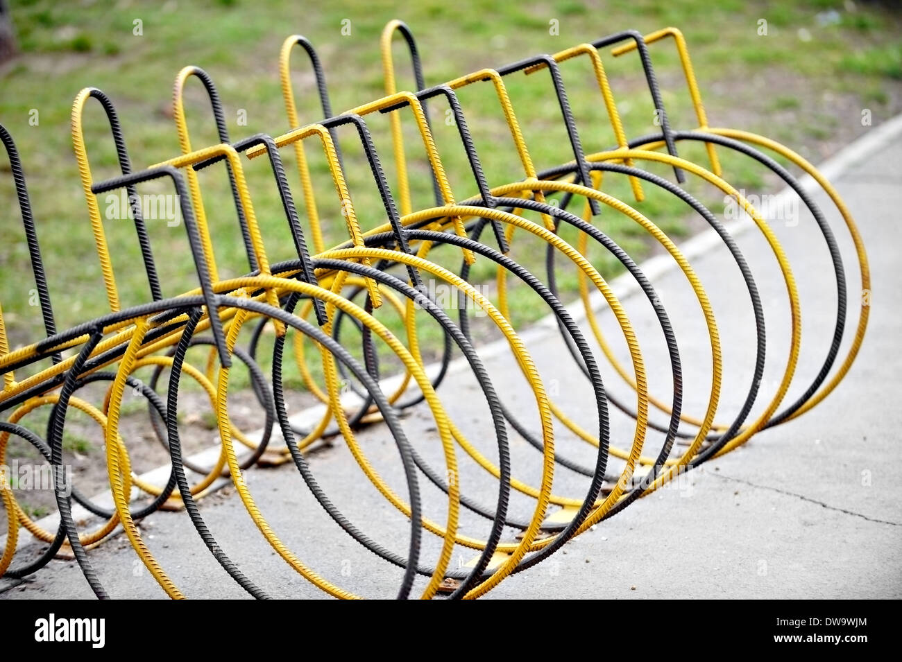 Public en fer forgé porte-vélo dans un parc Banque D'Images