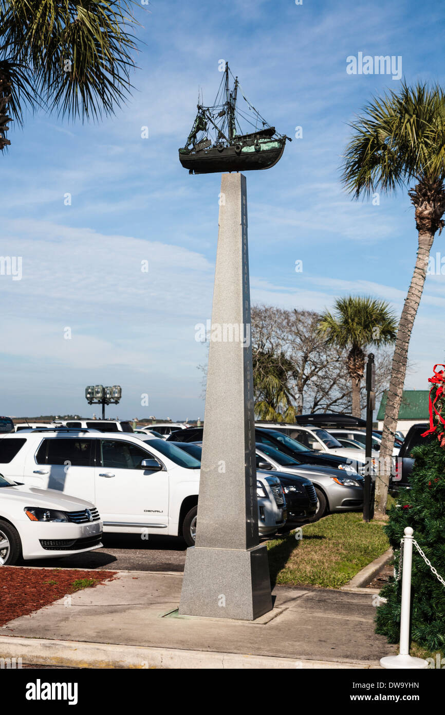 Sculpture de bateau à crevettes commercial sur les États polaires Fernandina Beach en Floride est le lieu de naissance de l'industrie de la crevette Banque D'Images