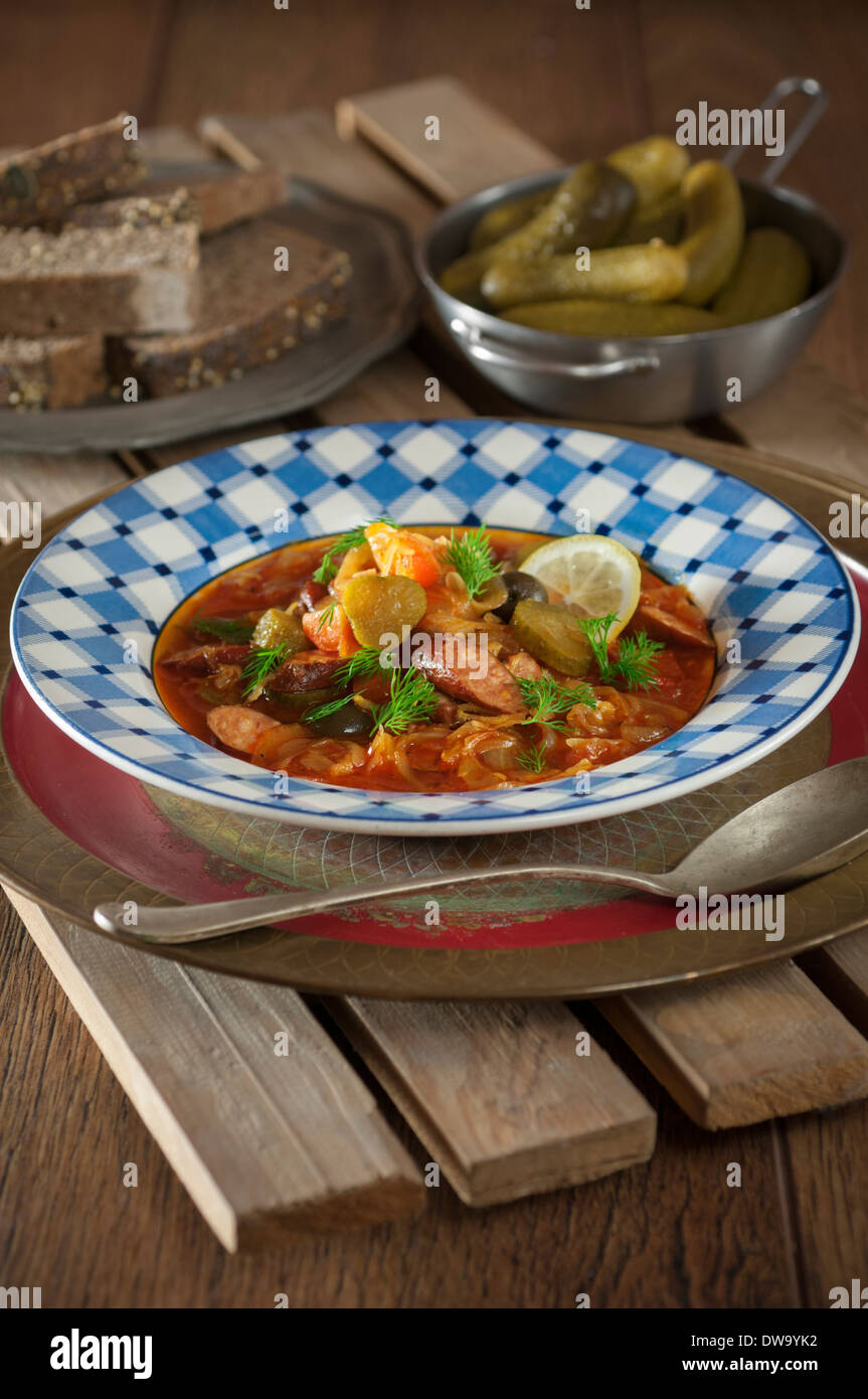 Solianka. La viande de l'Europe de l'Est et de soupe aux légumes Banque D'Images