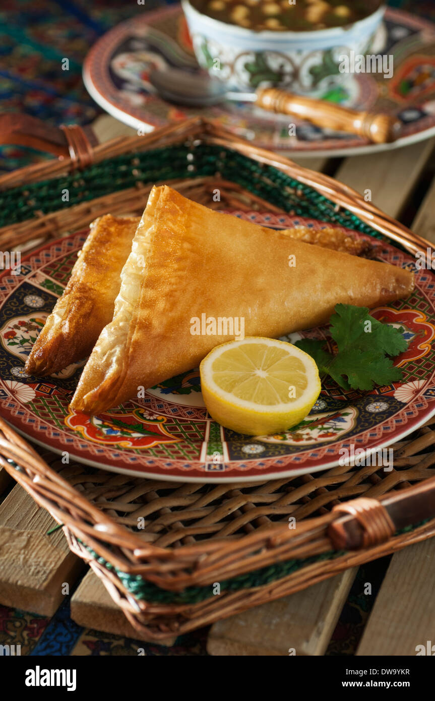 Brik à l'oeuf. Des pâtisseries tunisiennes frit. L'alimentation en Tunisie Banque D'Images