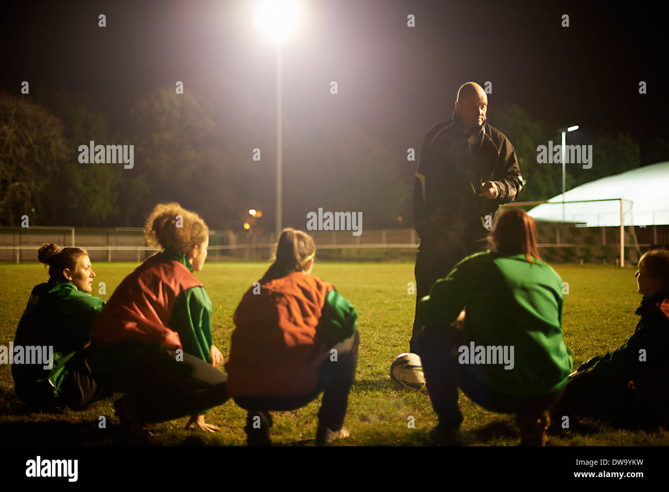 Séance d'Entraîneur joueurs de football sur terrain Banque D'Images