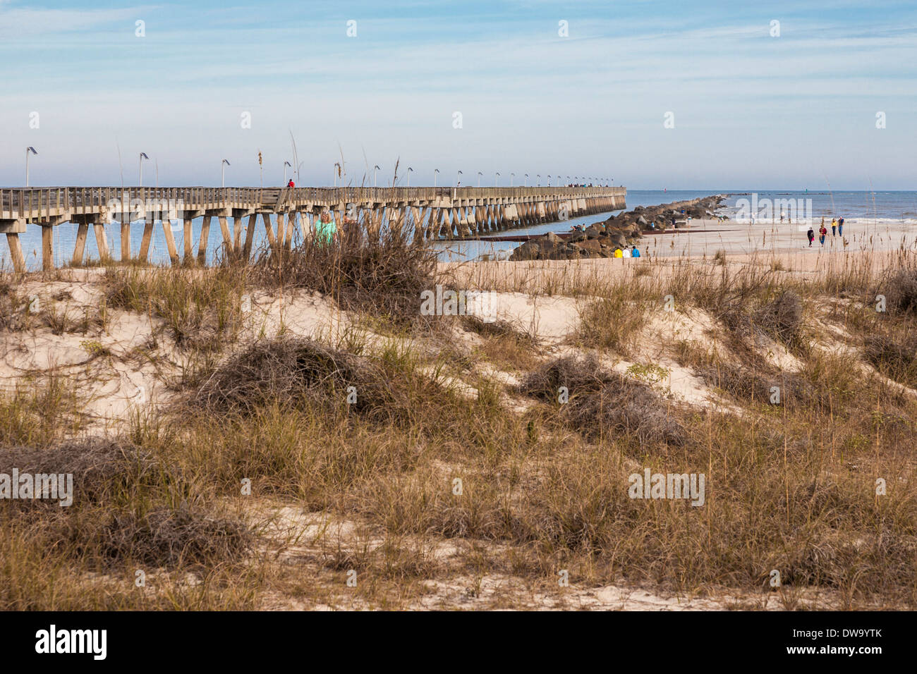 Fort Clinch Pier et jetée à Amelia Island, Floride s'étend dans l'océan Atlantique, près de l'entrée de la baie Cumberland Banque D'Images