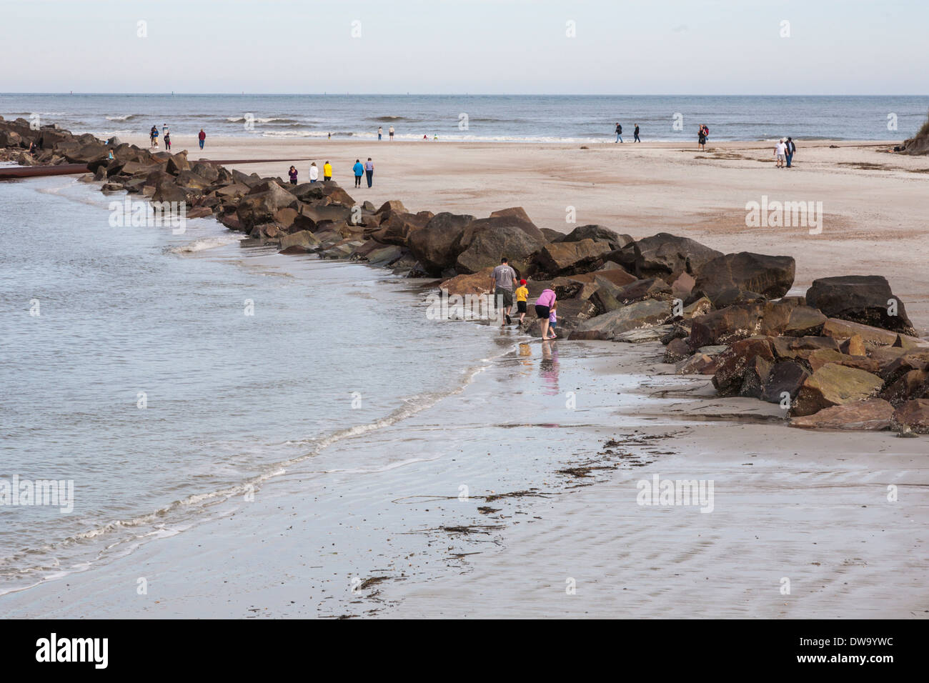 Quelques familles sur la jetée et la plage de Fort Clinch State Park à Amelia Island, Floride Banque D'Images