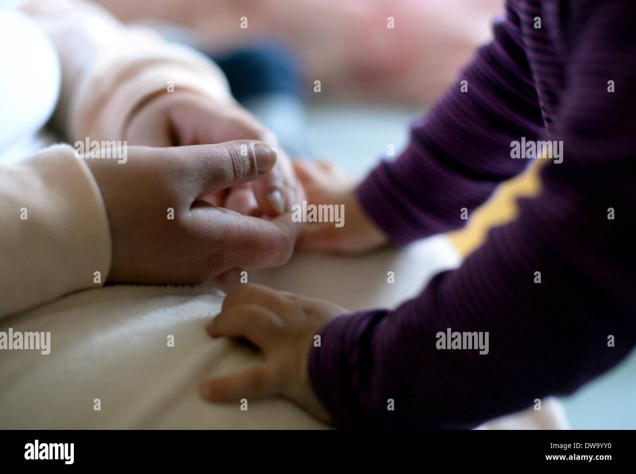 Berlin, Allemagne. 08Th Mar, 2014. 25 ans Sila joue avec sa fille dans la maison de refuge pour femmes 'Bora' à Berlin, Allemagne, 04 mars 2014. Photo : Britta Pedersen/dpa/Alamy Live News Banque D'Images