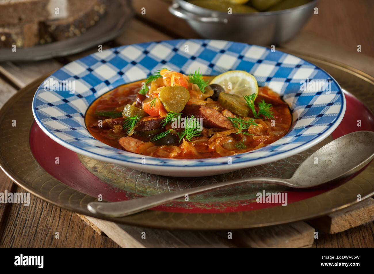 Solianka. La viande de l'Europe de l'Est et de soupe aux légumes Banque D'Images