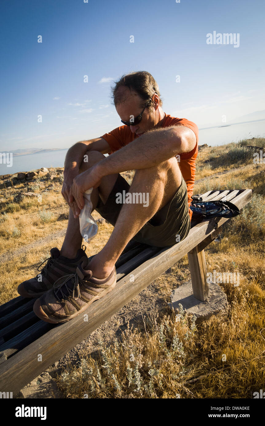 Homme Trail Runner Taking a break le sentier du bord, l'Antilope Island State Park, Utah, USA Banque D'Images Homme Trail Runner Taking a break le sentier du bord, l'Antilope Island State Park, Utah, USA Banque D'Images
