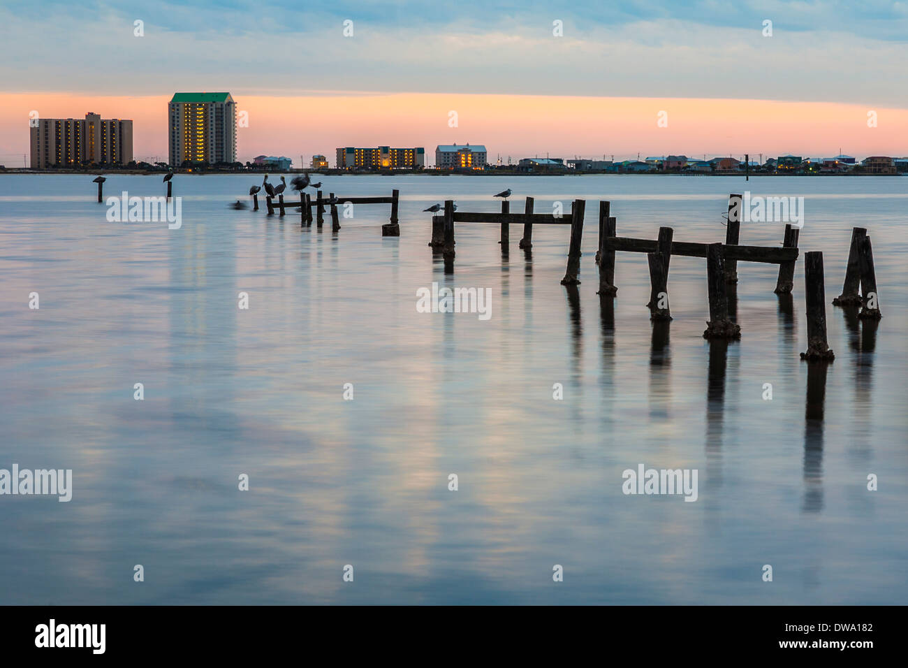 Jetée délabrée s'étend dans la Santa Rosa son à la Navarre, en Floride Banque D'Images