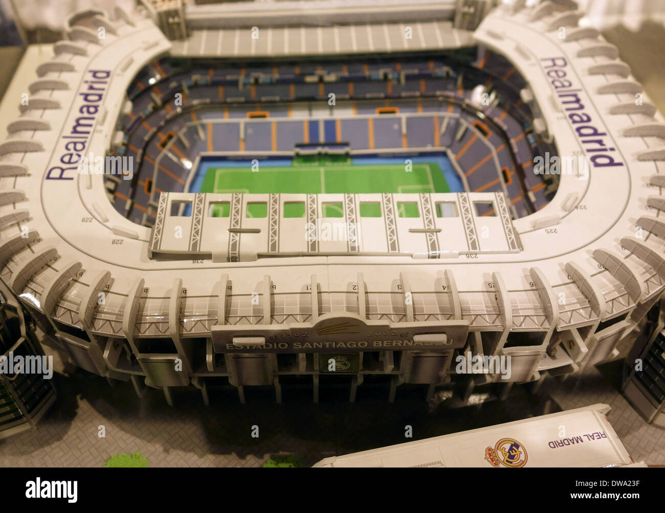 Modèle du stade Bernabeu du Real Madrid en Espagne, la boutique officielle  Photo Stock - Alamy